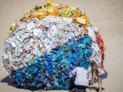 Big trash beach ball rolls out Tel Aviv’s anti-plastic law
